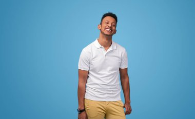 Polo gömlek neşeli Afrikalı adam