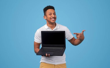Gülümseyen siyah adam laptop iyi teklif gösteren