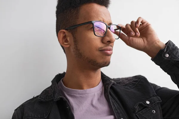 Hombre negro en gafas mirando hacia otro lado — Foto de Stock