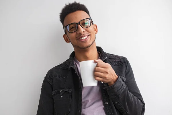 Sonriente macho negro con bebida caliente — Foto de Stock