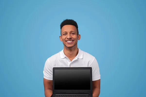 Sonriente hombre negro demostrando nuevo ordenador portátil — Foto de Stock
