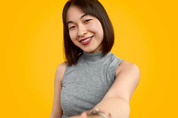 Elegante asiatische Frau macht Selfie — Stockfoto