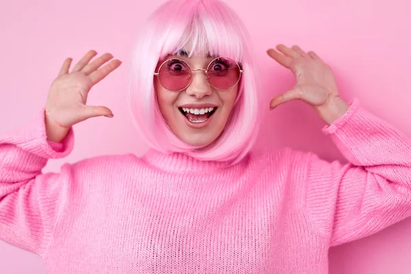 Mujer excitada en peluca rosa haciendo sorpresa — Foto de Stock