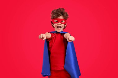 Heyecanlı süper kahraman çocuk yumruk Yumruklama