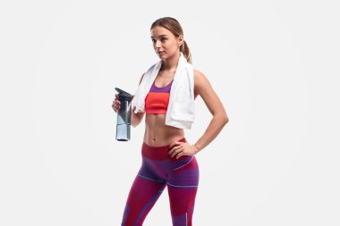 Havlu ve su ile kendine güvenen sporcu