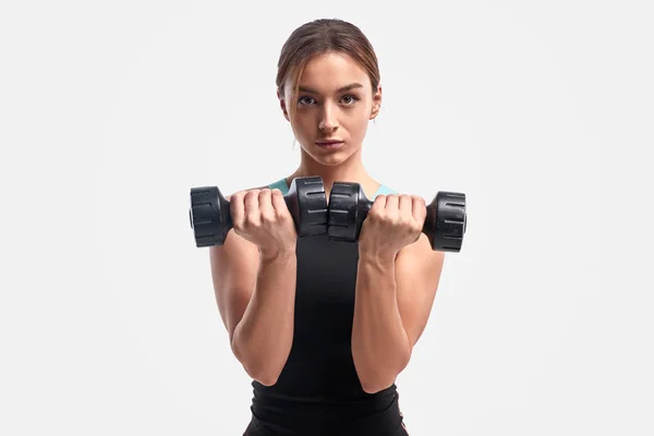 Exercice féminin athlétique avec haltères — Photo