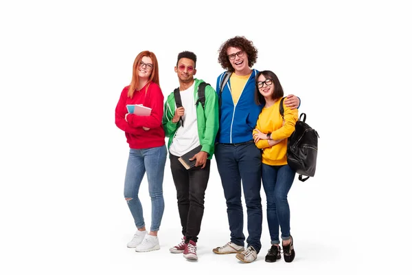 Estudantes multiétnicos alegres olhando para a câmera — Fotografia de Stock