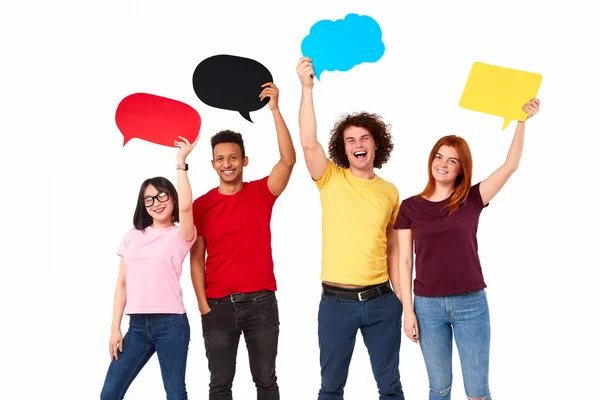 Multiraciale studenten met spraakballonnen — Stockfoto