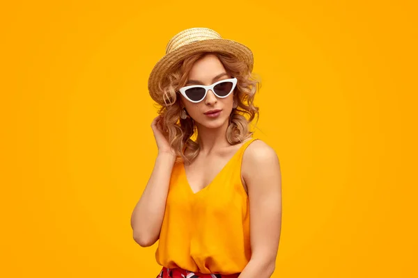 Stylish lady in sunglasses and straw hat — Stock Photo, Image