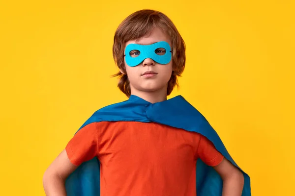 Selbstbewusster Superheld in Maske — Stockfoto