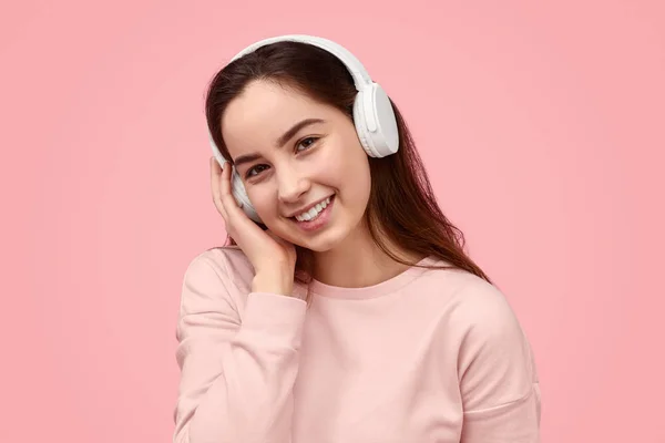 Sonriente adolescente escuchando música — Foto de Stock