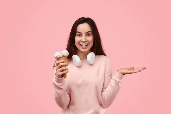 Веселый подросток ест мороженое — стоковое фото