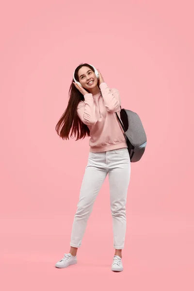 Alegre mujer escuchando música — Foto de Stock