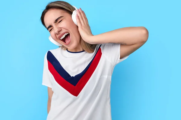 Mujer joven escuchando música cantando — Foto de Stock