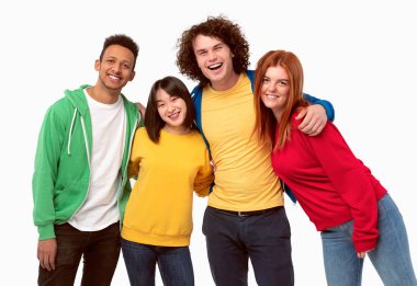 Kamera için kucaklayan ve gülümsüyor multiracial arkadaşlar