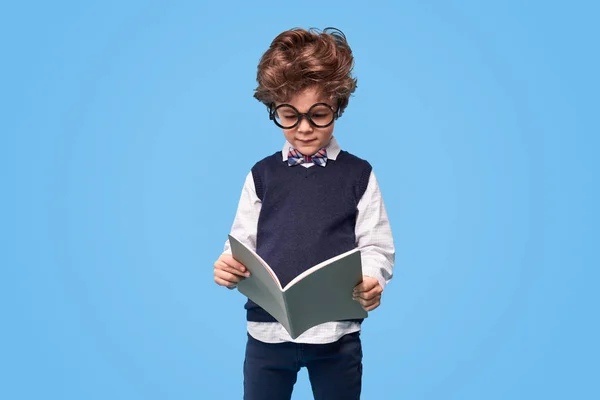 Smart skolpojke läsa anteckningsbok — Stockfoto