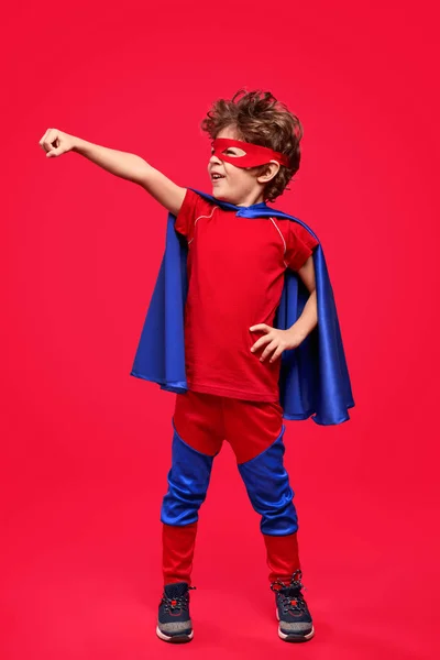 Kleiner Superheld in mutiger Pose — Stockfoto