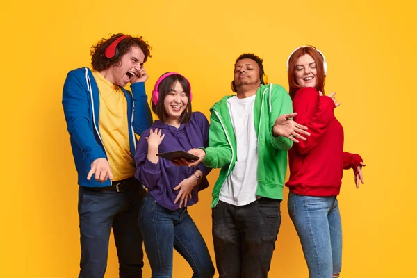 Diversos amigos en auriculares bailando juntos —  Fotos de Stock