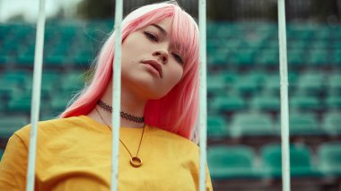 Stadyum üzerinde çit arkasında trendy hipster