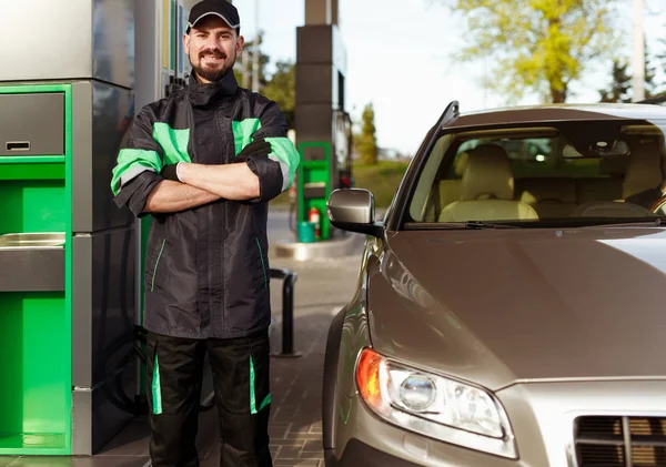 Trabajador seguro posando cerca del coche — Foto de Stock