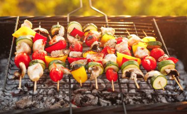 Grill üzerinde lezzetli tavuk ve sebzeler kızartma