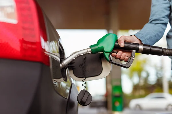 Erntehelfer betanken Auto am Bahnhof — Stockfoto