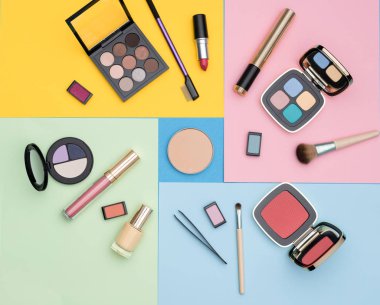 Çeşitli makyaj malzemeleri seti