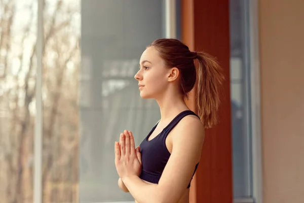 Mujer joven haciendo yoga en el gimnasio — Foto de Stock