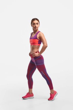 Sportif kadın eğitim sırasında uzağa bakıyor