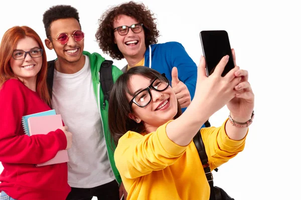 Vrolijke gevarieerde vrienden die selfie maken — Stockfoto