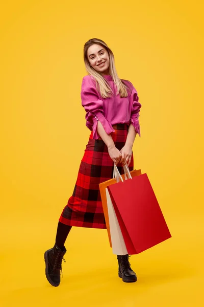 Mujer de moda posando con bolsas de compras — Foto de Stock