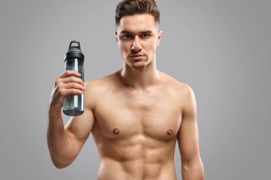 Su şişe ile fit adam