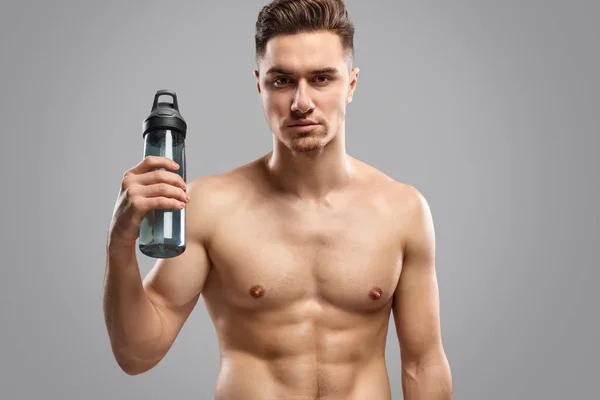 Fit man met fles water — Stockfoto