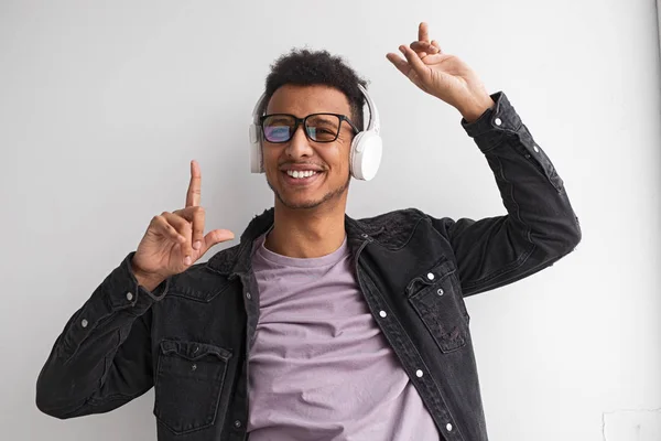 Sorrindo preto masculino ouvindo música e dança — Fotografia de Stock