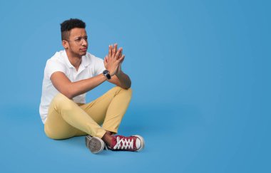 Akıllı siyah adam el ve düşünme clasping