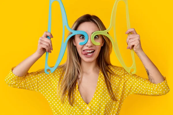 Mujer loca divirtiéndose con perchas de ropa — Foto de Stock