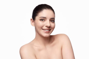 Temiz deri ile gülümseyen Bayan