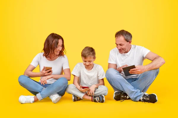 Familie browsen gadgets samen — Stockfoto