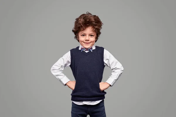 Zelfverzekerde school jongen kijken naar camera — Stockfoto