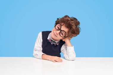 Kamera bakarak sevimli okul çocuğu