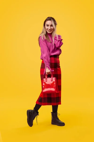 Mujer sonriente posando con bolsa — Foto de Stock