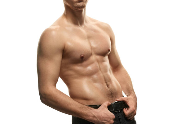 Парень с мышечным туловищем
