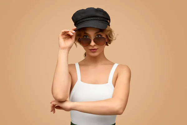 时髦的女性调整帽 — 图库照片