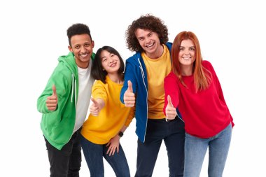 Neşeli farklı öğrenciler başparmak kadar gesturing