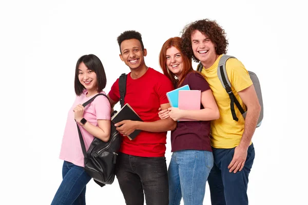 Glückliche multiethnische Studenten, die in die Kamera schauen — Stockfoto