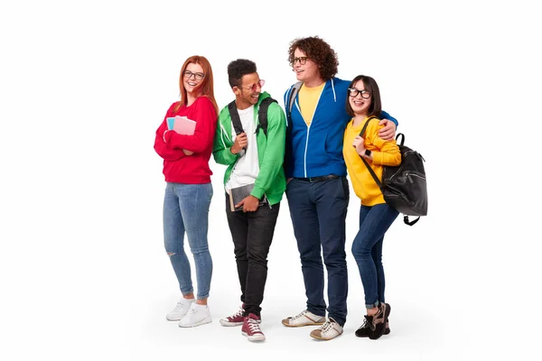 Estudantes internacionais alegres durante o intervalo — Fotografia de Stock