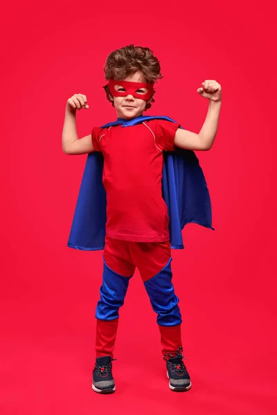 Liten superhjälte som visar muskler — Stockfoto