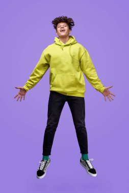 Mutlu genç gülümseyen ve sıçrayan