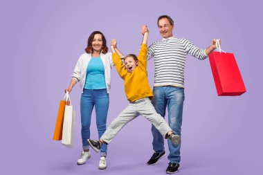 Mutlu aile alışveriş sırasında eğleniyor