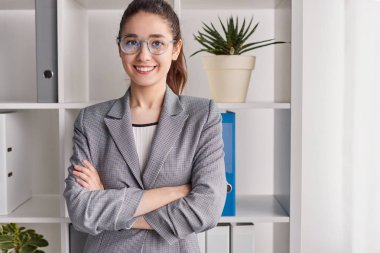 Ofiste kendine güvenen genç kadın